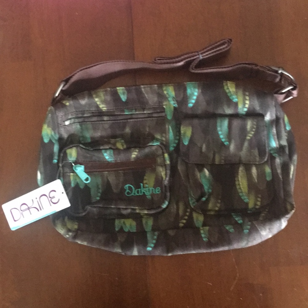Dakine Shimmy bag in Feather print.
